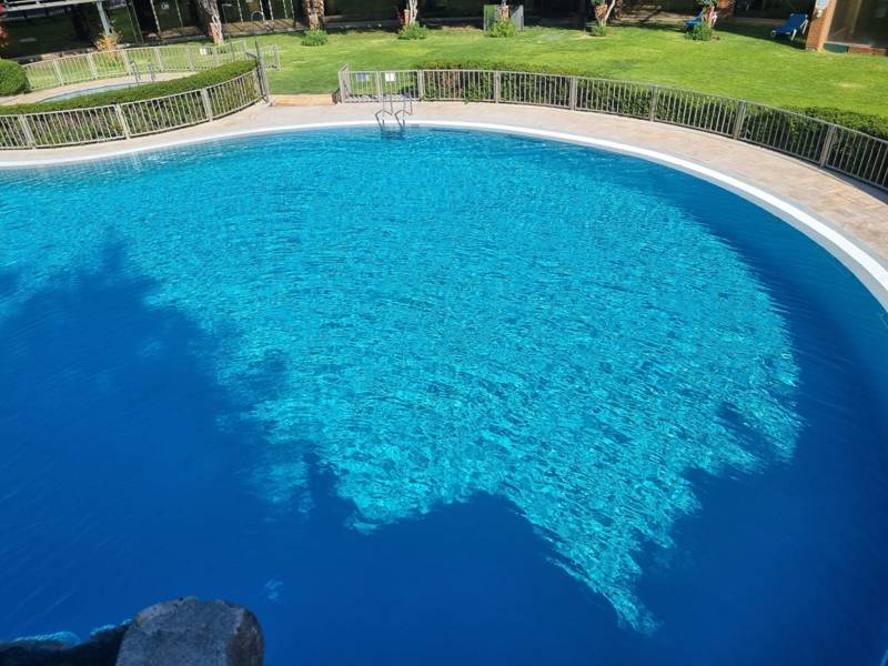Limpieza de piscina con robot limpiafondos
