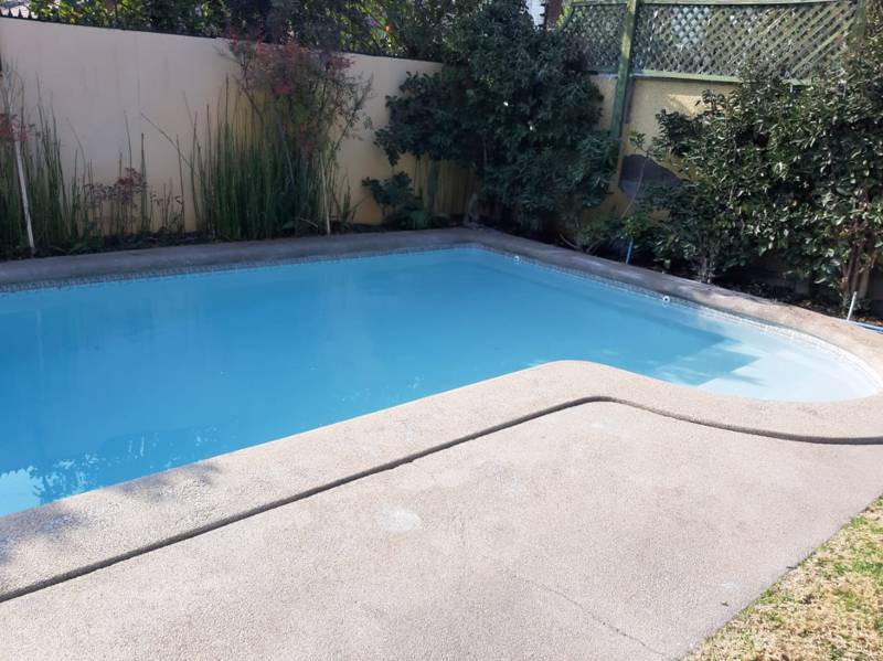 Piscina limpia con escalera